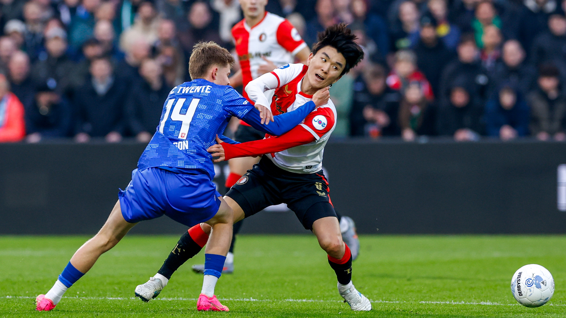 Hwang in duel tegen FC Twente