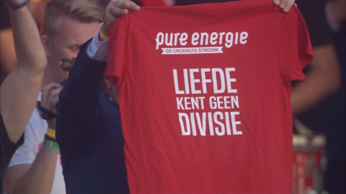 De achterkant van het shirt