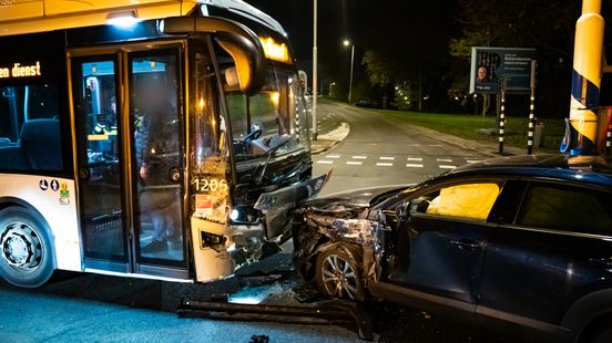 Ravage na botsing auto en lijnbus, automobilist opgepakt voor rijden onder invloed. Ravage na botsing auto en lijnbus, automobilist opgepakt voor rijden onder invloed.