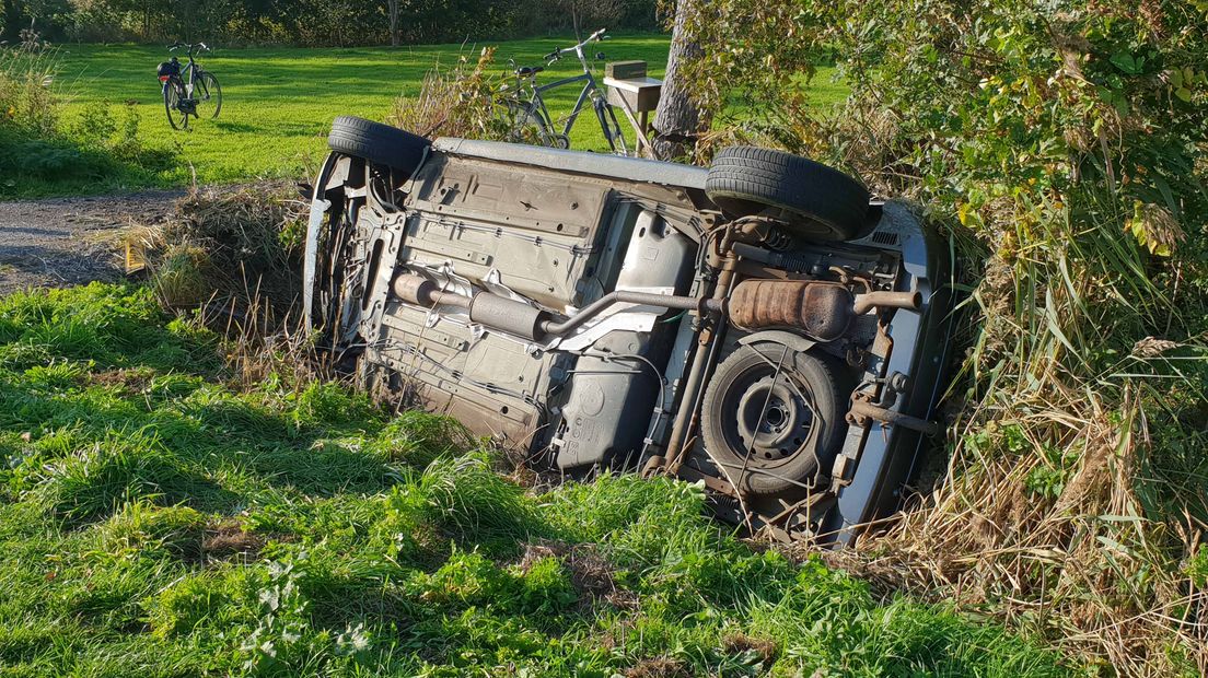 Op de Sandebuursedijk in de buurt van Roderwolde is een auto op de kop in een sloot beland. De bestuurder moest mee naar het ziekenhuis (Rechten: Persbureau Meter)