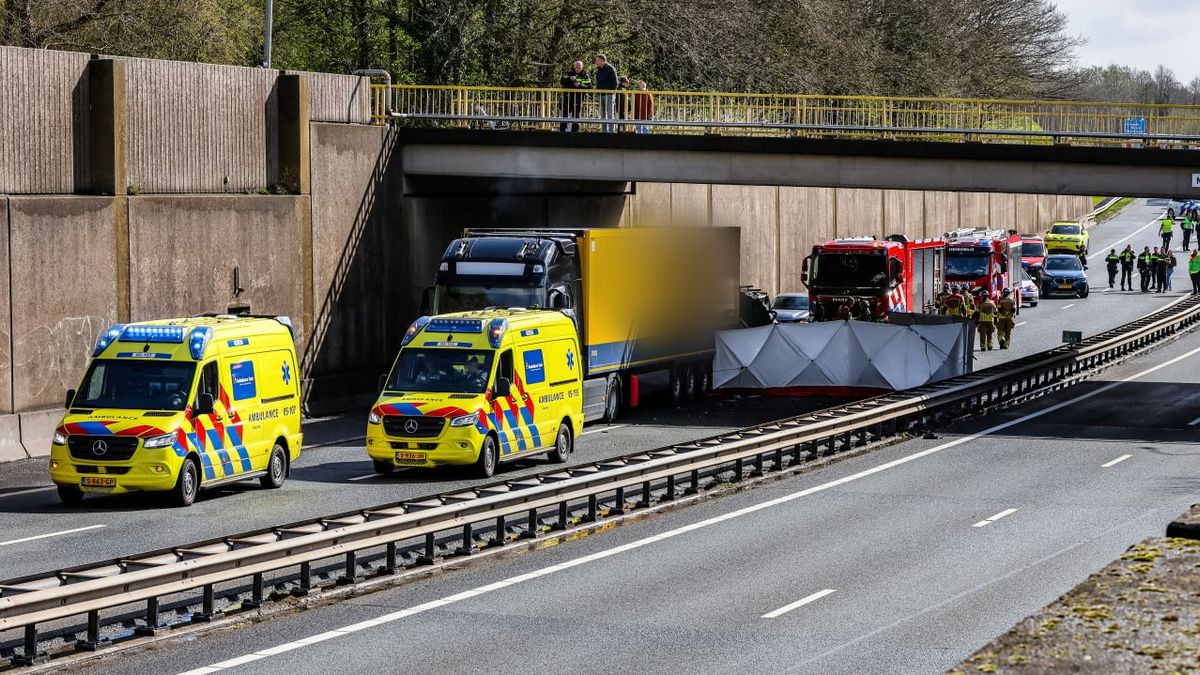 Persoon overleden bij ongeluk op A1, weg nog uren dicht