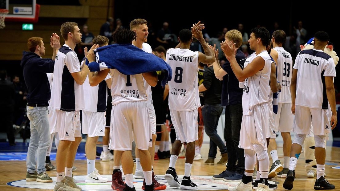 De selectie van Donar viert de zege door het publiek te bedanken