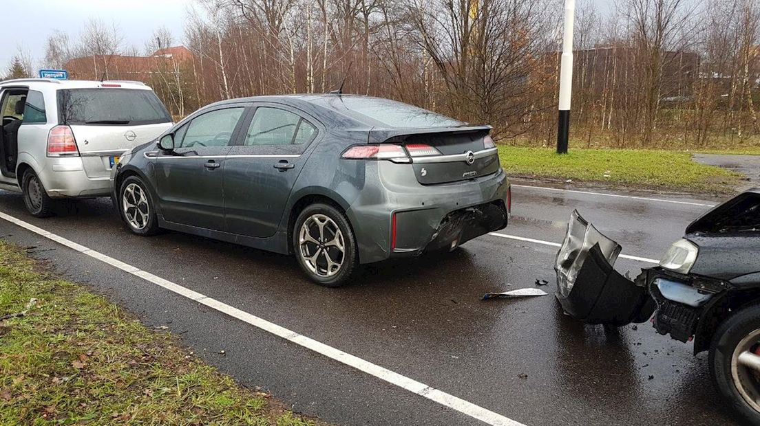 Drie auto's reden op elkaar in Hengelo