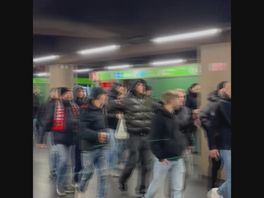 Feyenoord-supporters in de metro onderweg naar het stadion