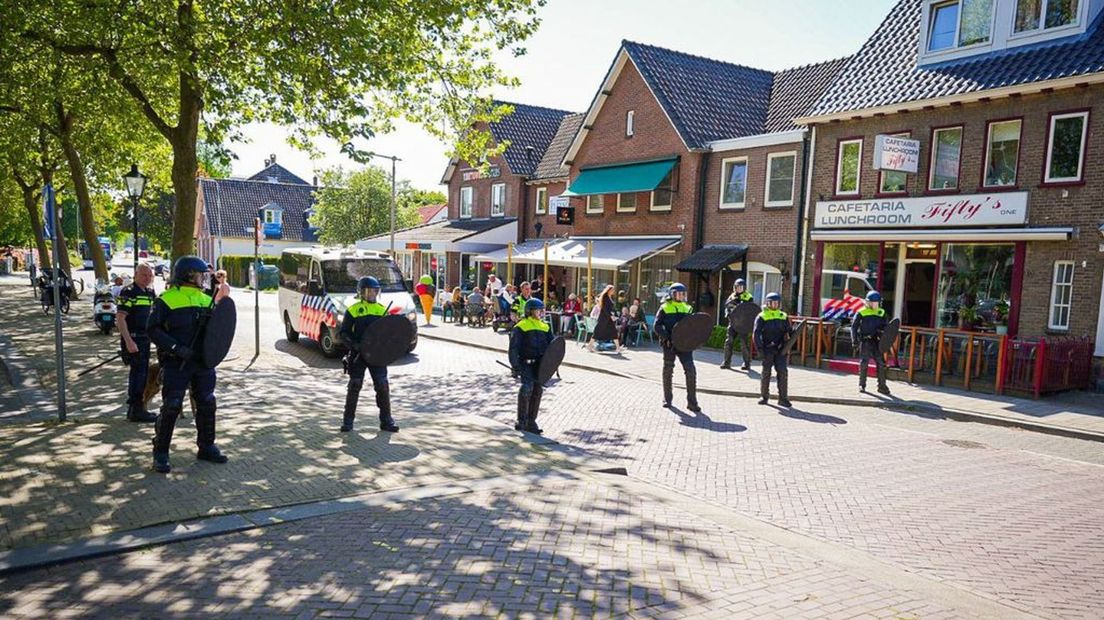 Na de wedstrijd tegen SC Heerenveen van zondag werden twee supporters opgepakt op verdenking van betrokkenheid bij de mishandeling van stewards.