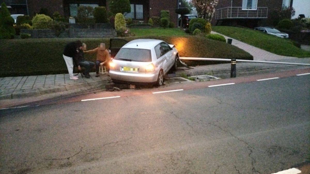 Automobilist zorgt voor ravage in Wijlre