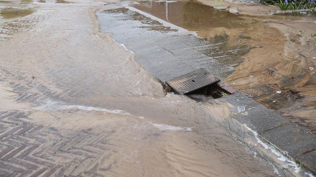 Julianastraat in Vriezenveen overstroomd na gesprongen waterleiding