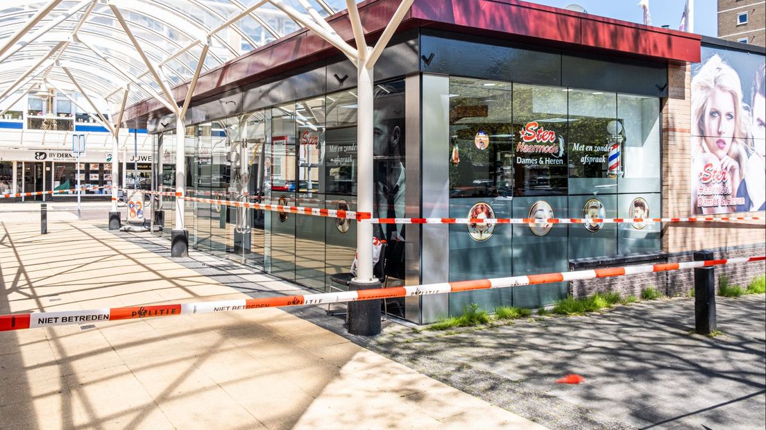 De omgeving voor de kapperszaak is afgezet