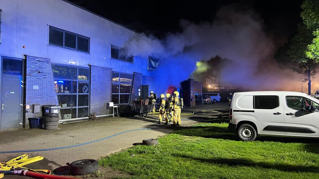 In Raalte is brand uitgebroken bij een garagedbedrijf