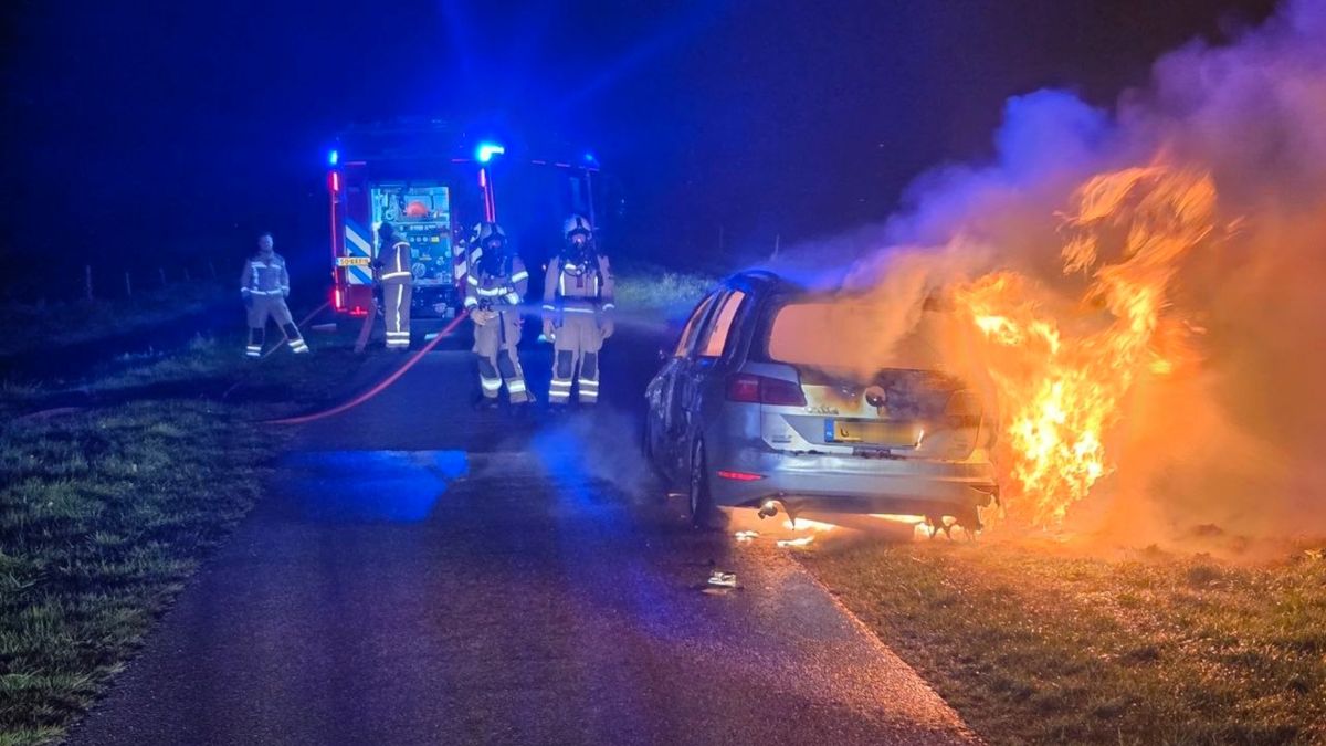 Autobrand aan Noordveensedijk in Gieten