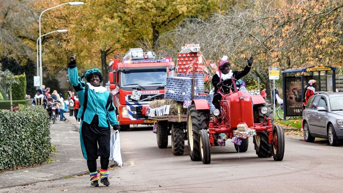 Met trekker, brandweer en bus kwamen Sinterklaas en Zwarte Piet aan in Eelde