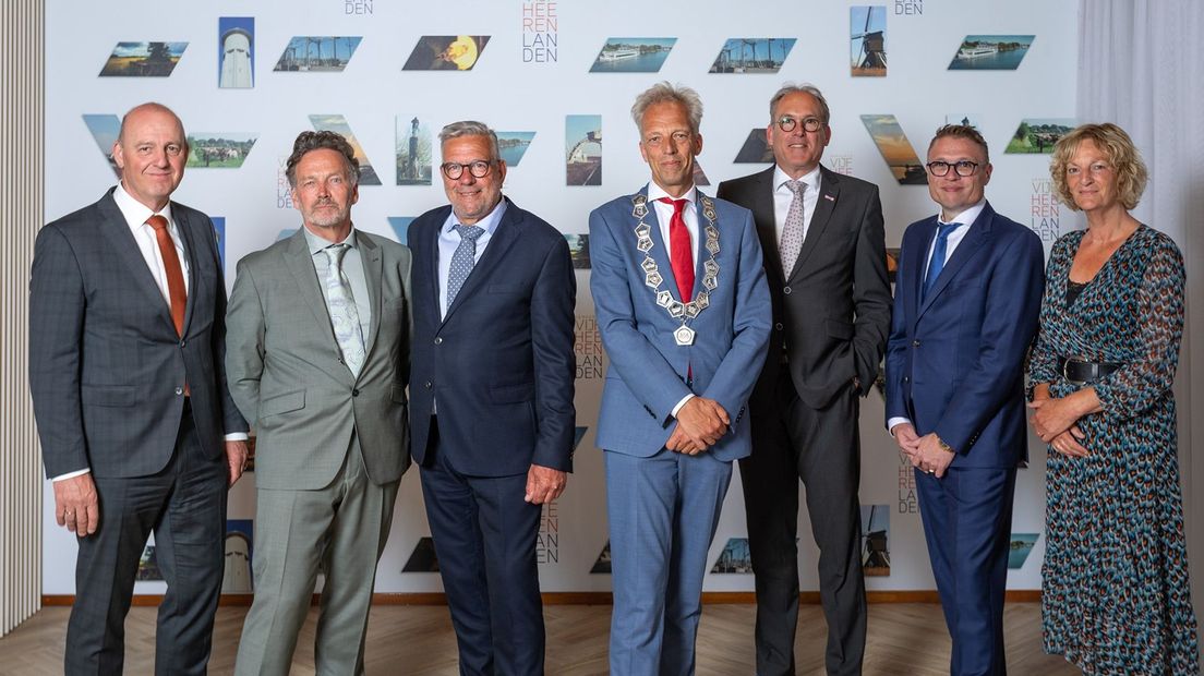 De nieuwe wethouders van Vijfheerenlanden, samen met de burgemeester en de gemeentesecretaris.