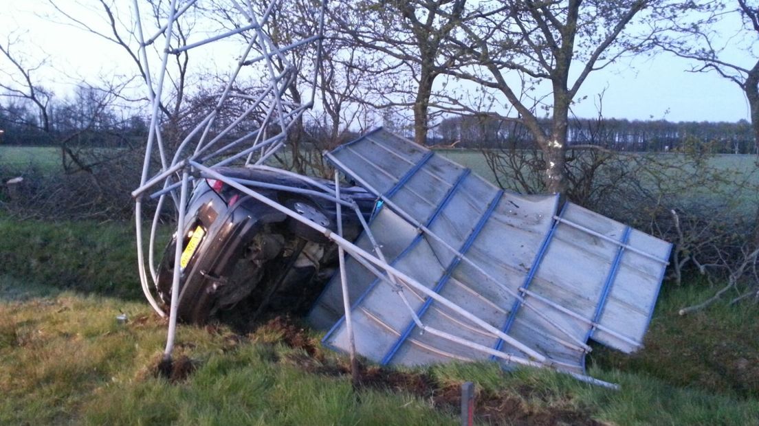 De auto in het verkeersbord (Rechten: Herman van Oost)