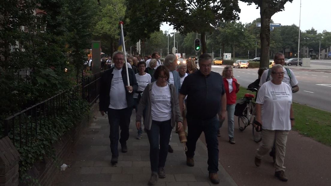 130 Gelderlanders vertrokken maandagochtend vroeg te voet naar Den Haag. Ze doen mee aan de Prinsjesestafette, een wandeltocht in tien etappes naar Den Haag om daarmee in de hofstad aandacht te vragen voor Gelderse onderwerpen.