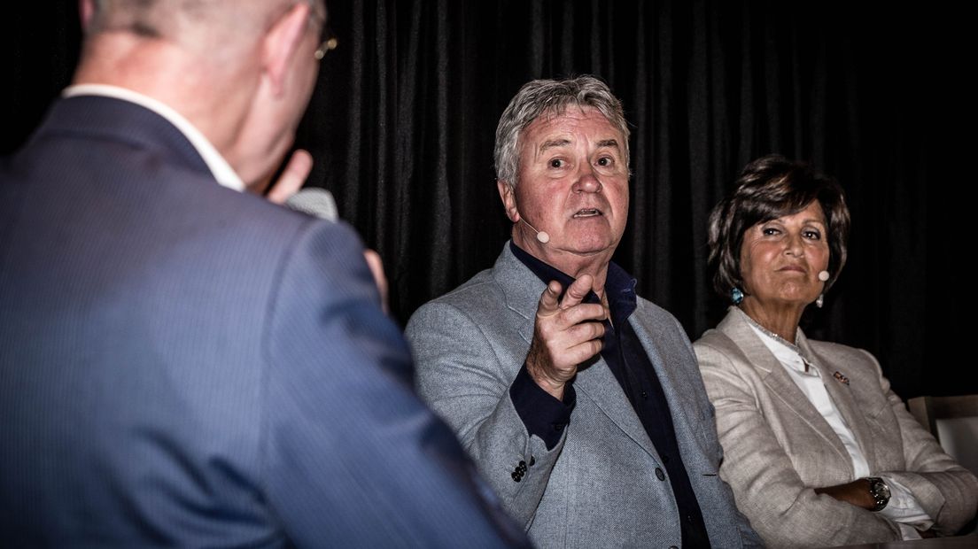 Guus Hiddink vindt het verstandig om niet meer te voetballen dit seizoen. 'Dat is niet aan de orde lijkt mij. Geld mag geen argument zijn.'