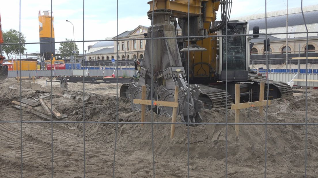 Met deze boor wordt een betwondwand van negen meter diep gemaakt bij het Stationsplein in Zwolle