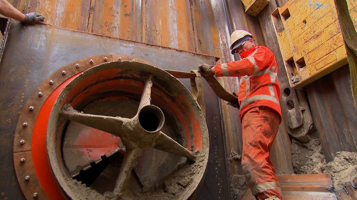 Terwijl de treinen gewoon blijven rijden, wordt in Kapelle een drinkwaterleiding onder het spoor geb