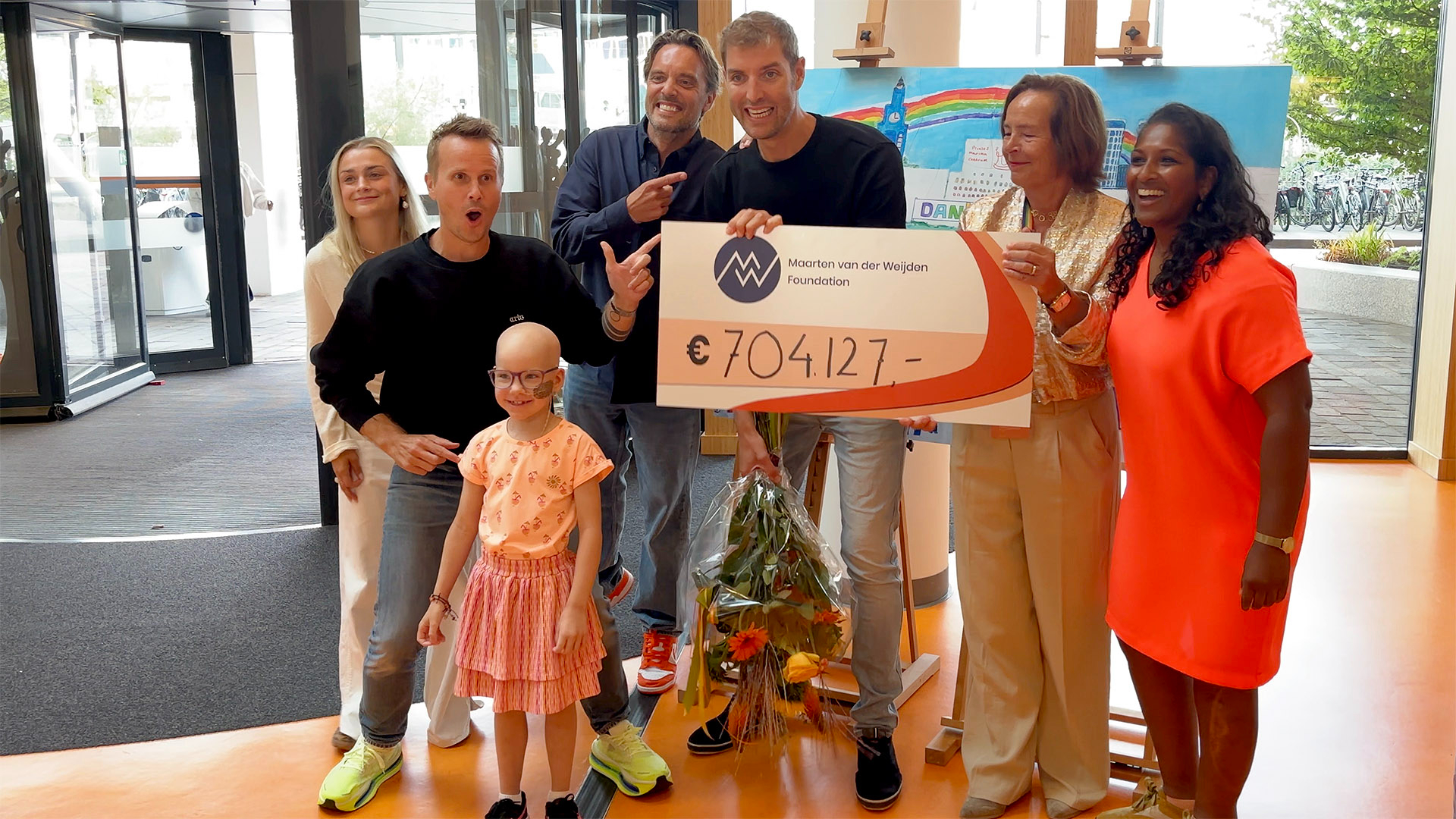 Maarten van der Weijden moest zijn zwemtocht afbreken, toch haalde hij flink bedrag op