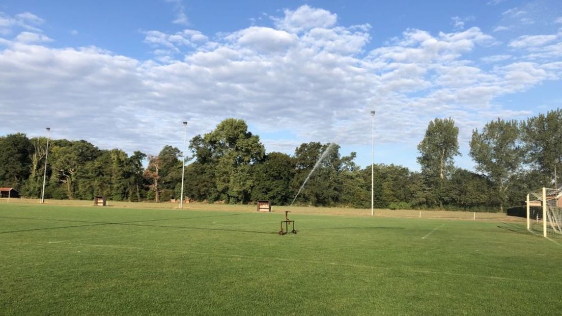 Het veld wordt gesproeid.