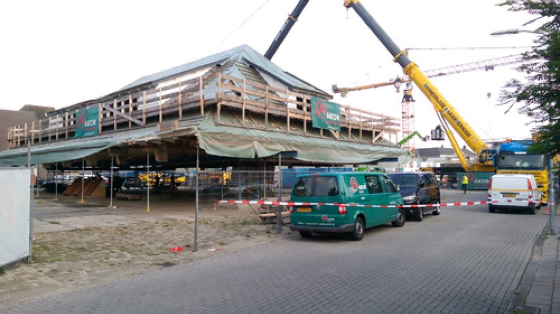 Het plaatsen van het dak op de Eierhal van Nijkerk, is donderdagmorgen niet doorgegaan.