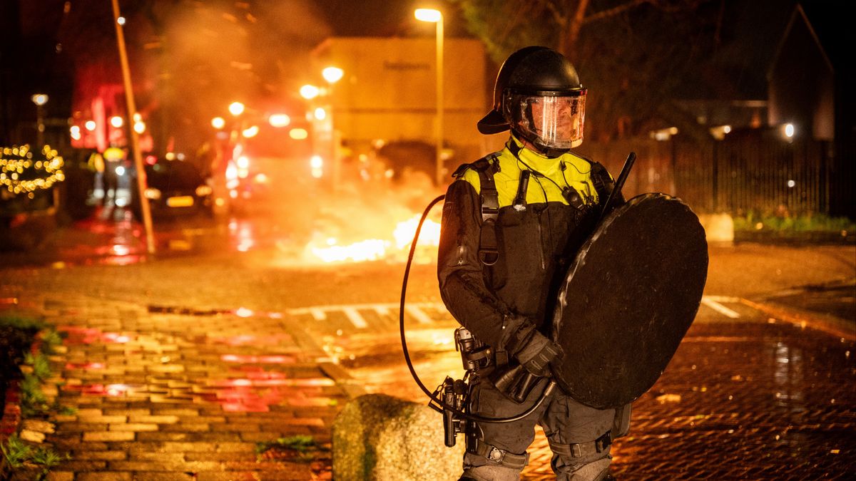 Hulpdiensten zetten zich schrap voor oud & nieuw: 'Achter ieder uniform zit een mens'