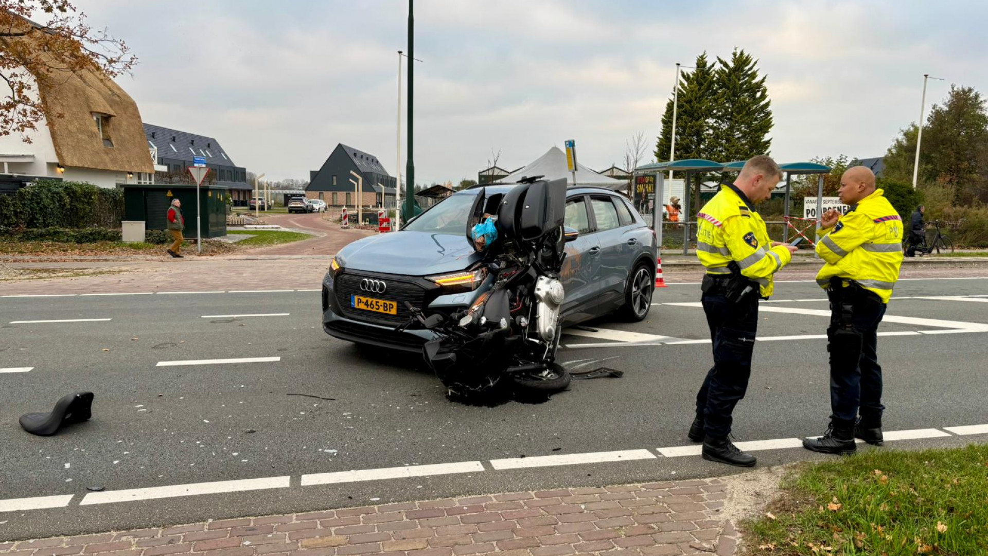 Motorrijder zwaargewond na botsing met auto.