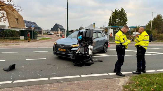 Motorrijder zwaargewond na botsing met auto. Motorrijder zwaargewond na botsing met auto.