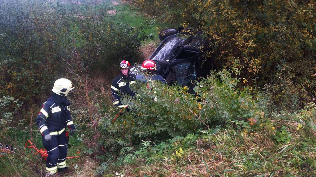 De auto kwam op zijn kant in de bosjes terecht (Rechten: Persbureau Meter)