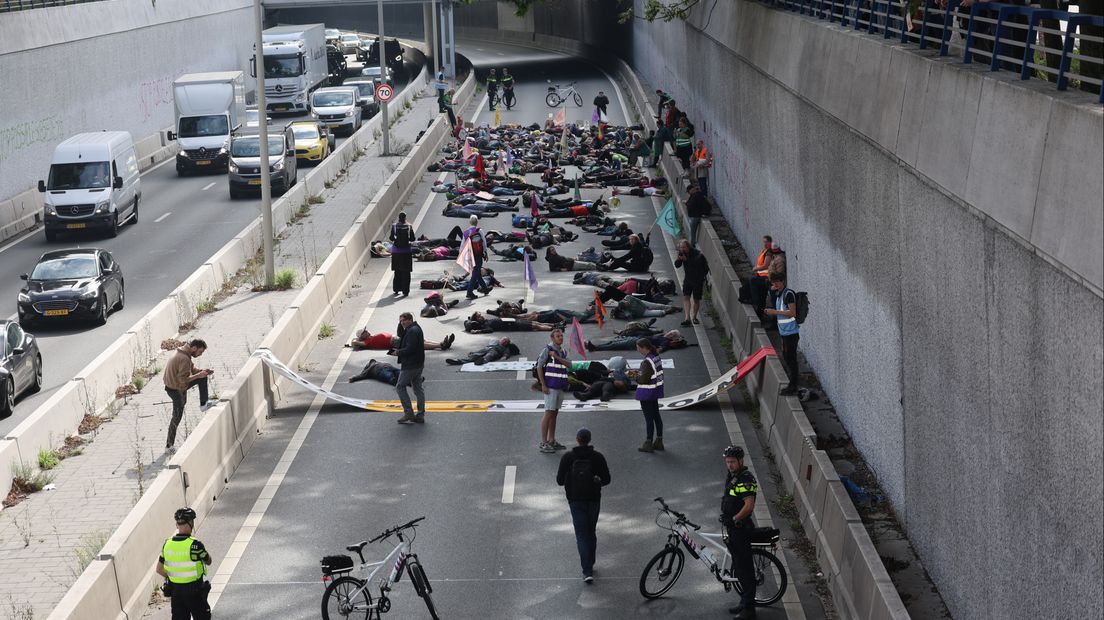 Tunnelbak is bezet door demonstranten