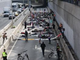 Weinig politie op A12 door Ajax-Feyenoord; weg opnieuw bezet door klimaatdemonstranten