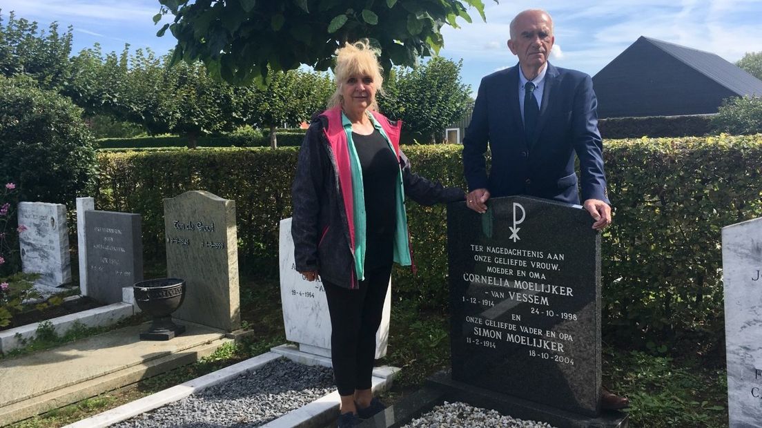 Jet van Gent raadslid van de gemeente Schouwen-Duiveland en Adri Moelijker bij het graf van zijn ouders