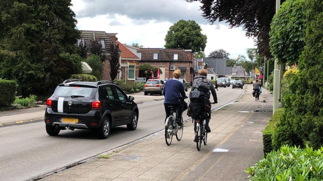 Het fietspad langs de Hoofdweg in Eelde kwam als slechtste uit de bus, maar een reconstructie stuit op veel weerstand (Rechten: RTV Noord/Martin Cusiel)