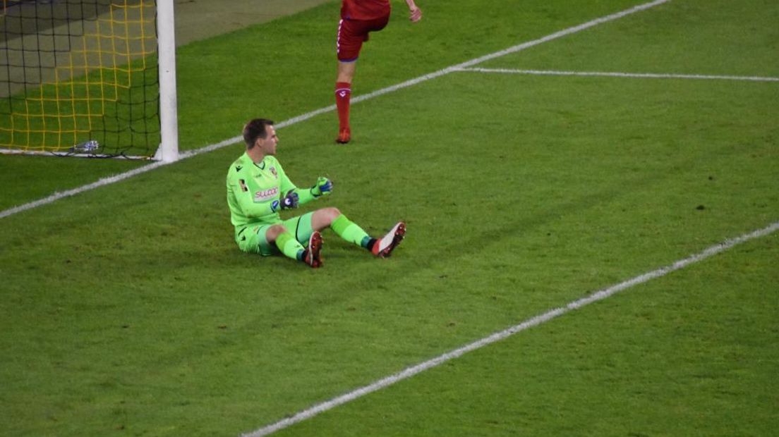 Vitesse heeft dinsdagavond met 3-2 gewonnen van FC Utrecht, daarmee boekten de Arnhemmers een belangrijke thuiszege in het tweeluik met de Domstedelingen. Al zorgen de twee tegendoelpunten er nog wel voor dat de Arnhemmers nog vol aan de bak moeten zaterdag in Utrecht. Want daar moet het Europese ticket veilig worden gesteld.