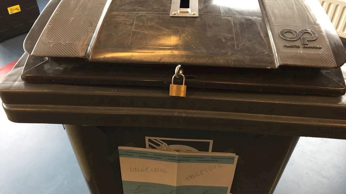Hangslot stembus vergeten: stemmen was even niet mogelijk bij school Deventer