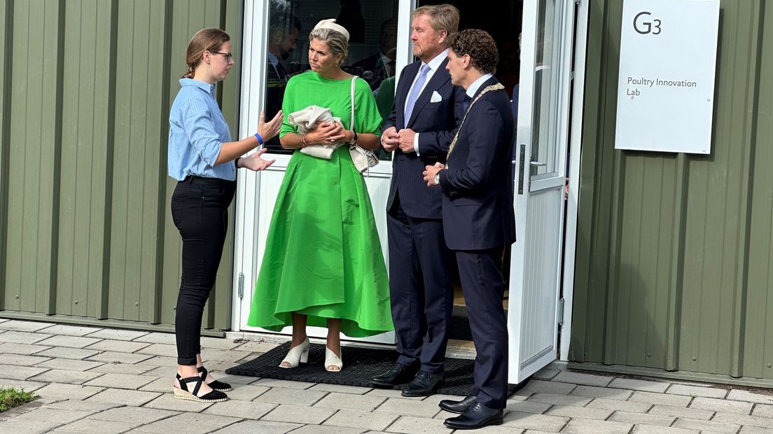 Koning Willem-Alexander en koningin Maxima op bezoek bij het PEC. Links Anne-Jo Smits in beeld. Rechts burgemeester Jacco van der Tak.