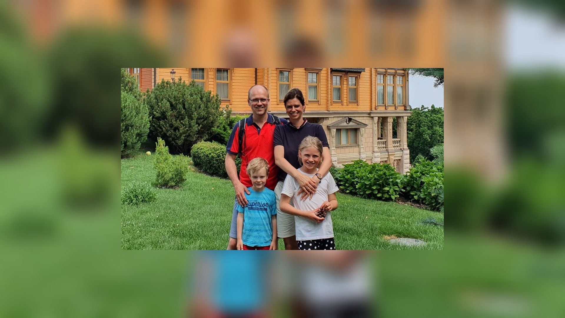Willem en Inge Nammensma bij het voormalige huis van de voormalige president Janoekovytsj