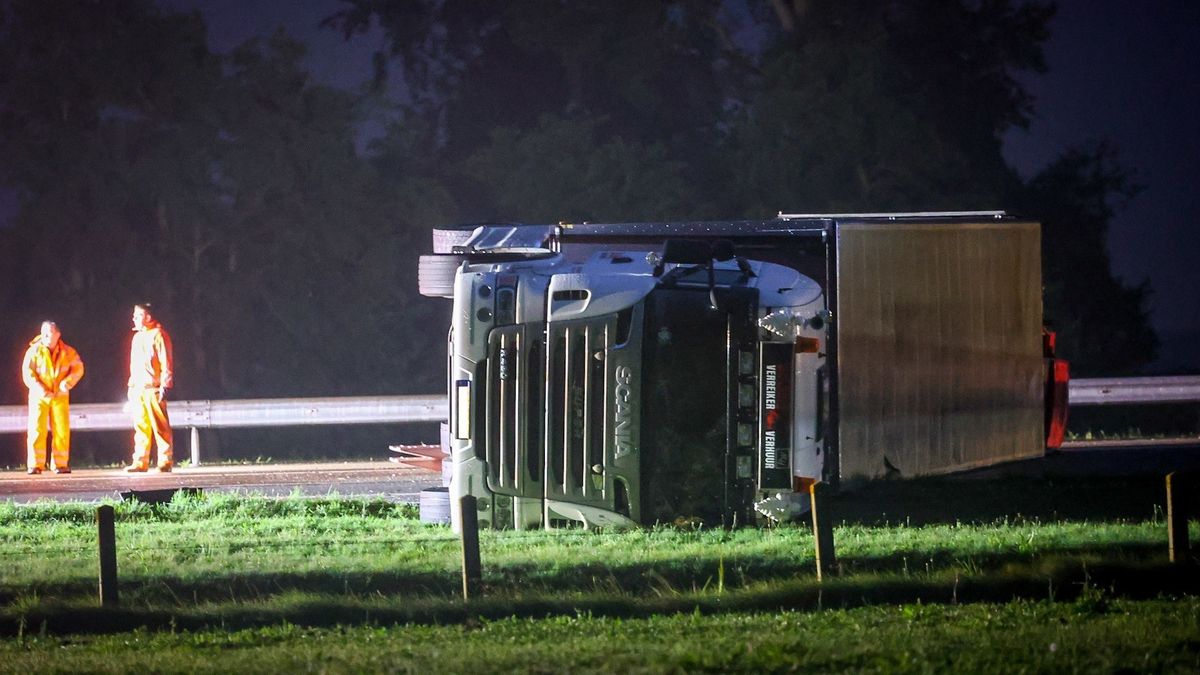 UPDATE: Vrachtwagen gekanteld op A7; file verholpen