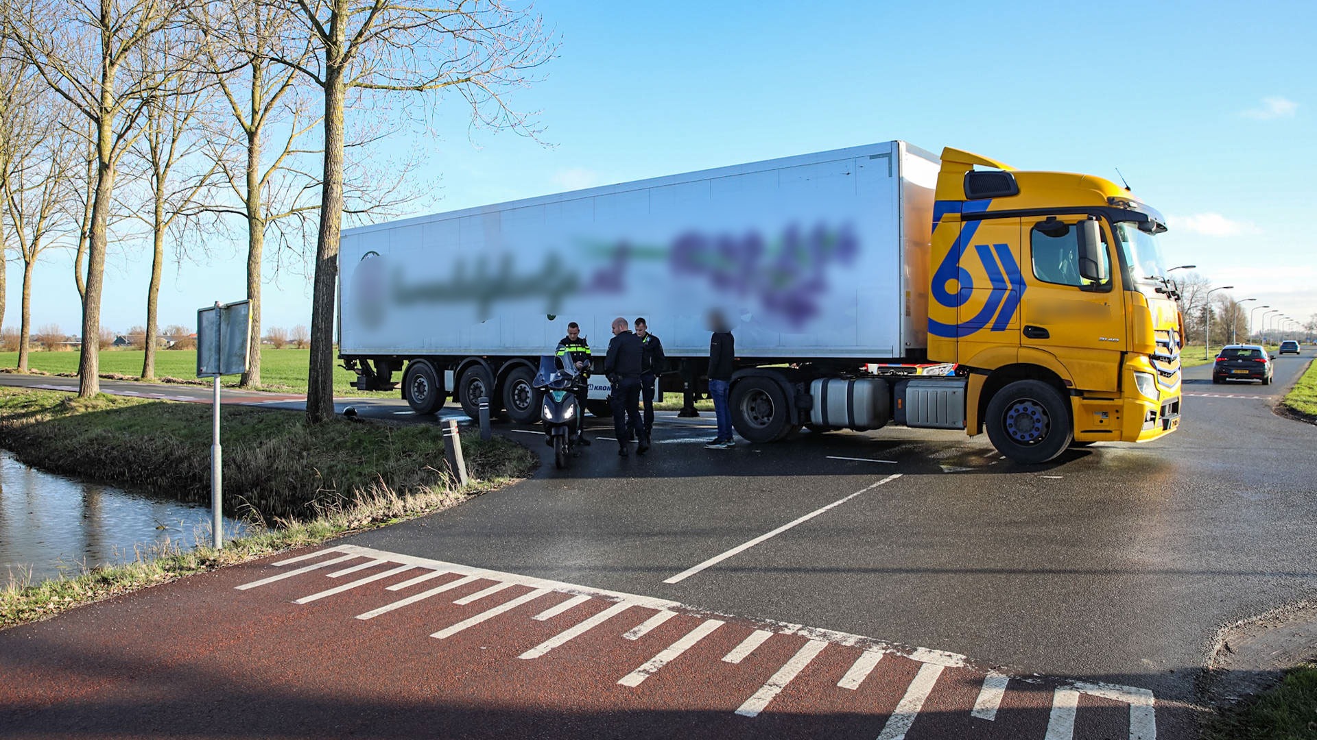 LIVE | Scooterrijder komt met schrik vrij bij ongeval in Ten Boer.