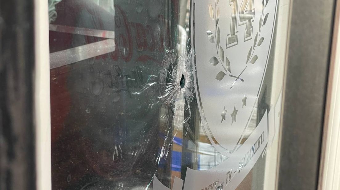 Een van de kogelgaten door het raam bij het sportcafé in Winschoten