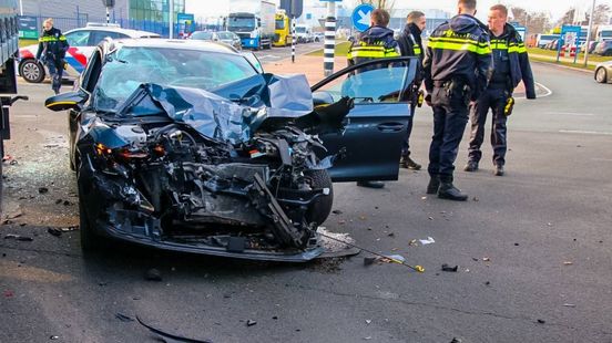 Automobilist gewond na botsing met trailer