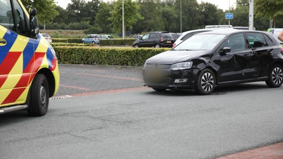 Scooter en auto botsen • wielrenner aangereden. Scooter en auto botsen • wielrenner aangereden.