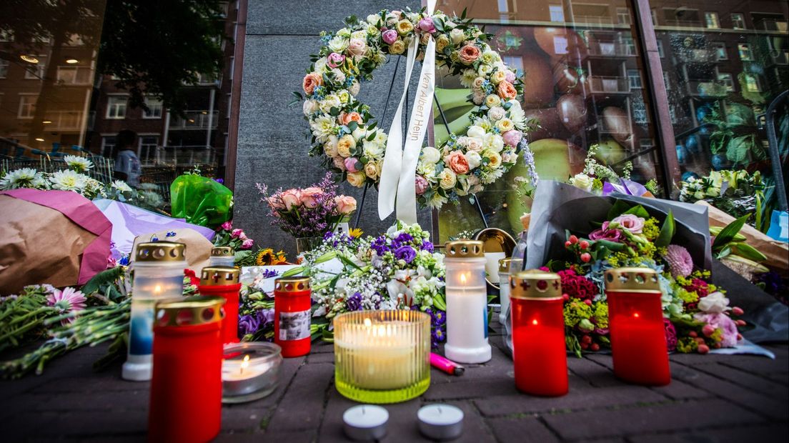 Bloemen en kaarsjes bij de Albert Heijn in Den Haag