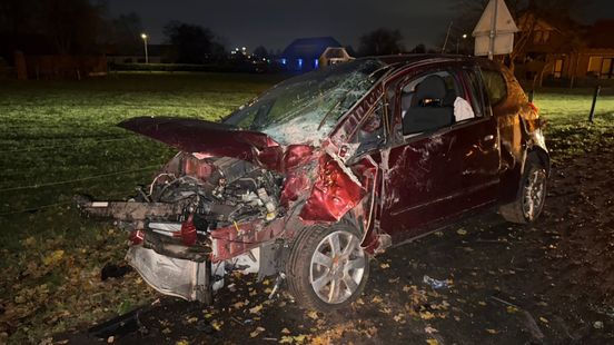 Auto met twee inzittenden botst en belandt op zijkant