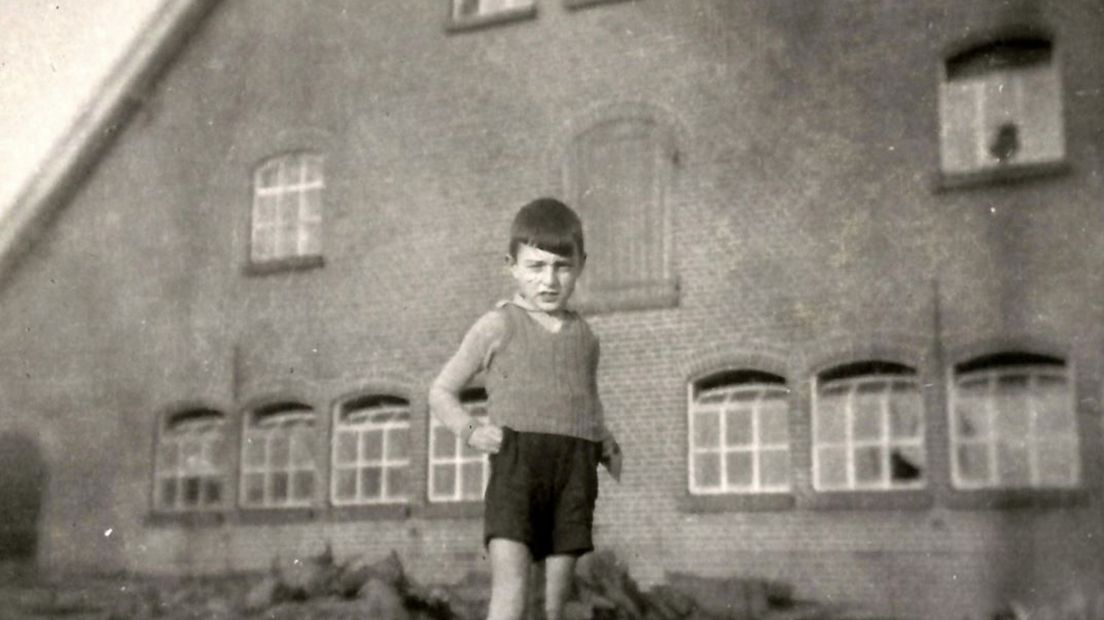 Max Nathans als kind bij onderduikadres in Zetten (privéfoto Max Nathans)