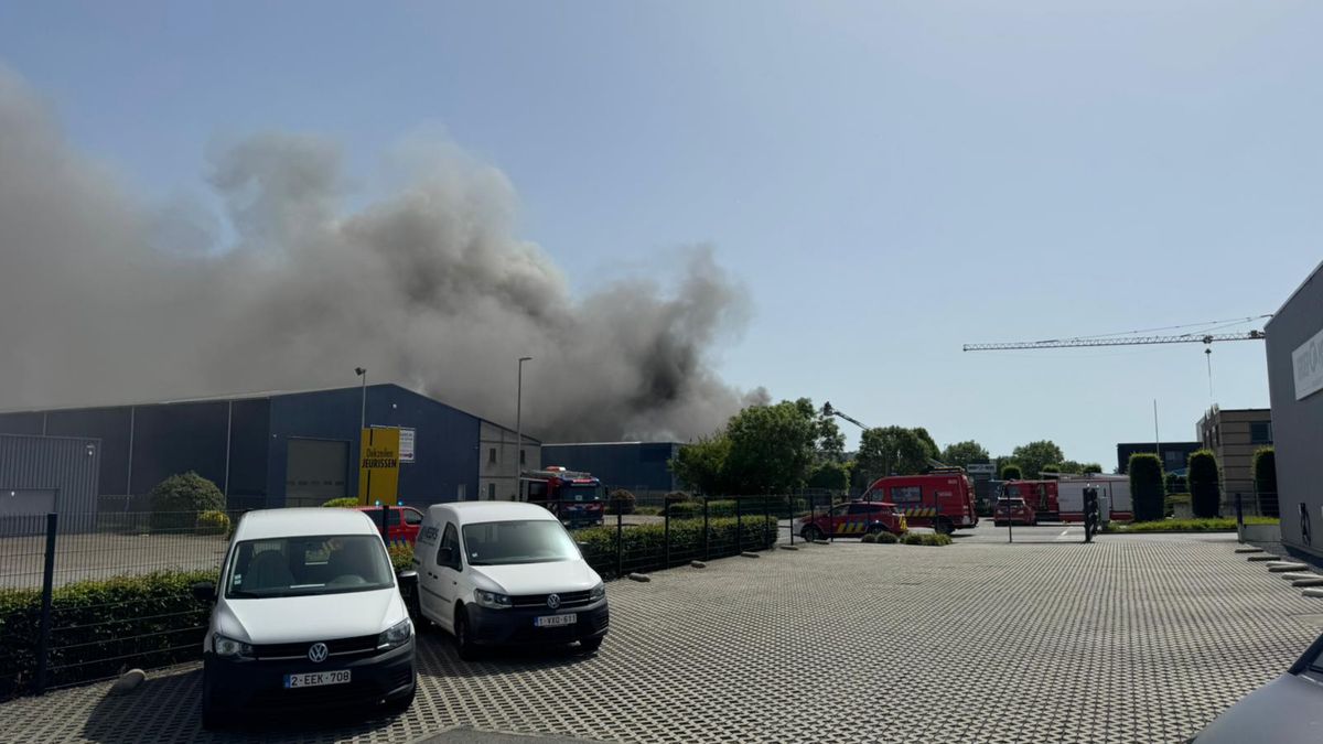 Brand op industrieterrein Smeermaas: rookwolken tot in Maastricht te zien