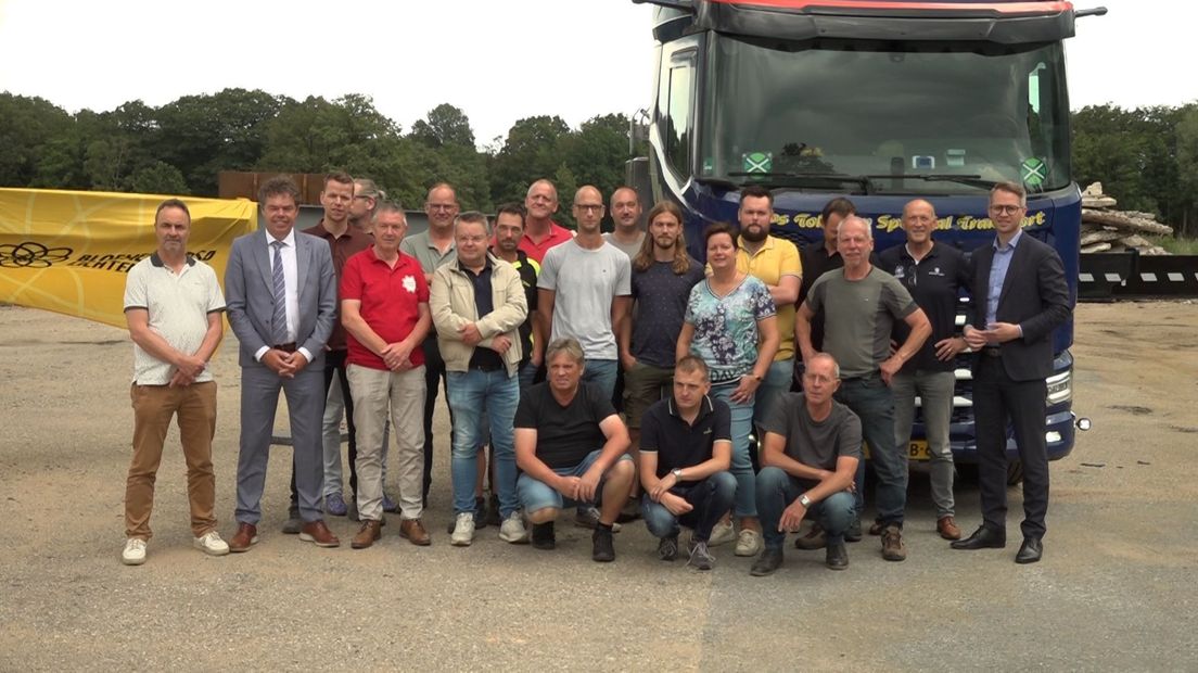 Een groep corsobouwers uit Lichtenvoorde nemen de bouwmaterialen in ontvangst