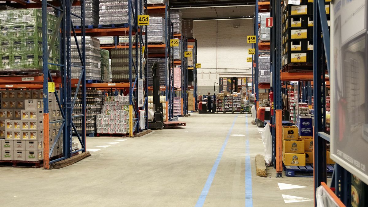 Medewerker verdacht van stelen energydrink: 5.760 blikjes mee in bestelbus