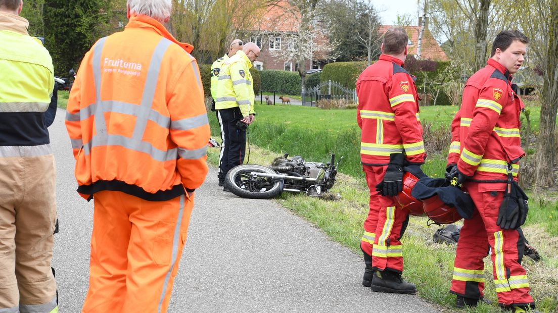 Hulpdiensten bij de plek van het ongeval bij Blijham