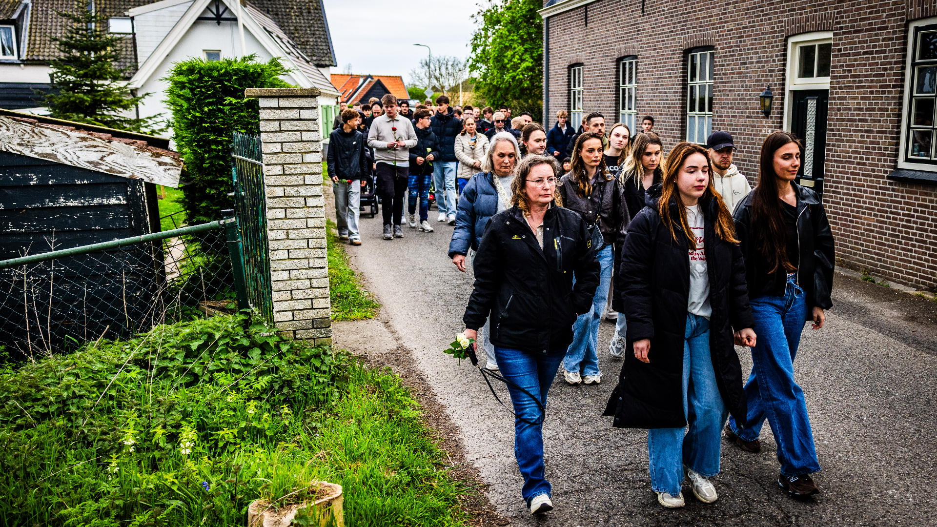 Met het leggen van een roos en een stille tocht stonden de aanwezigen stil bij het tragische overlijden van de jonge motorrijder.
