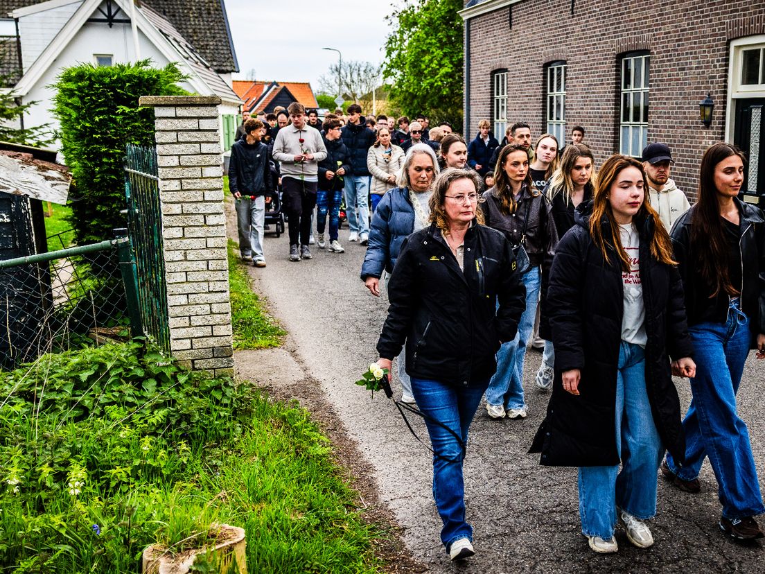 Met het leggen van een roos en een stille tocht stonden de aanwezigen stil bij het tragische overlijden van de jonge motorrijder.